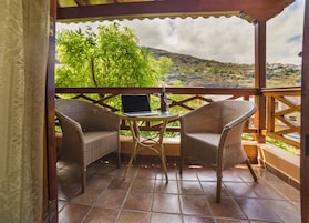 Deluxe Room | Minibar, in-room safe, desk, blackout drapes