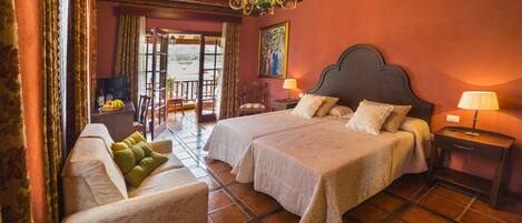 Minibar, Zimmersafe, Schreibtisch, Verdunkelungsvorhänge