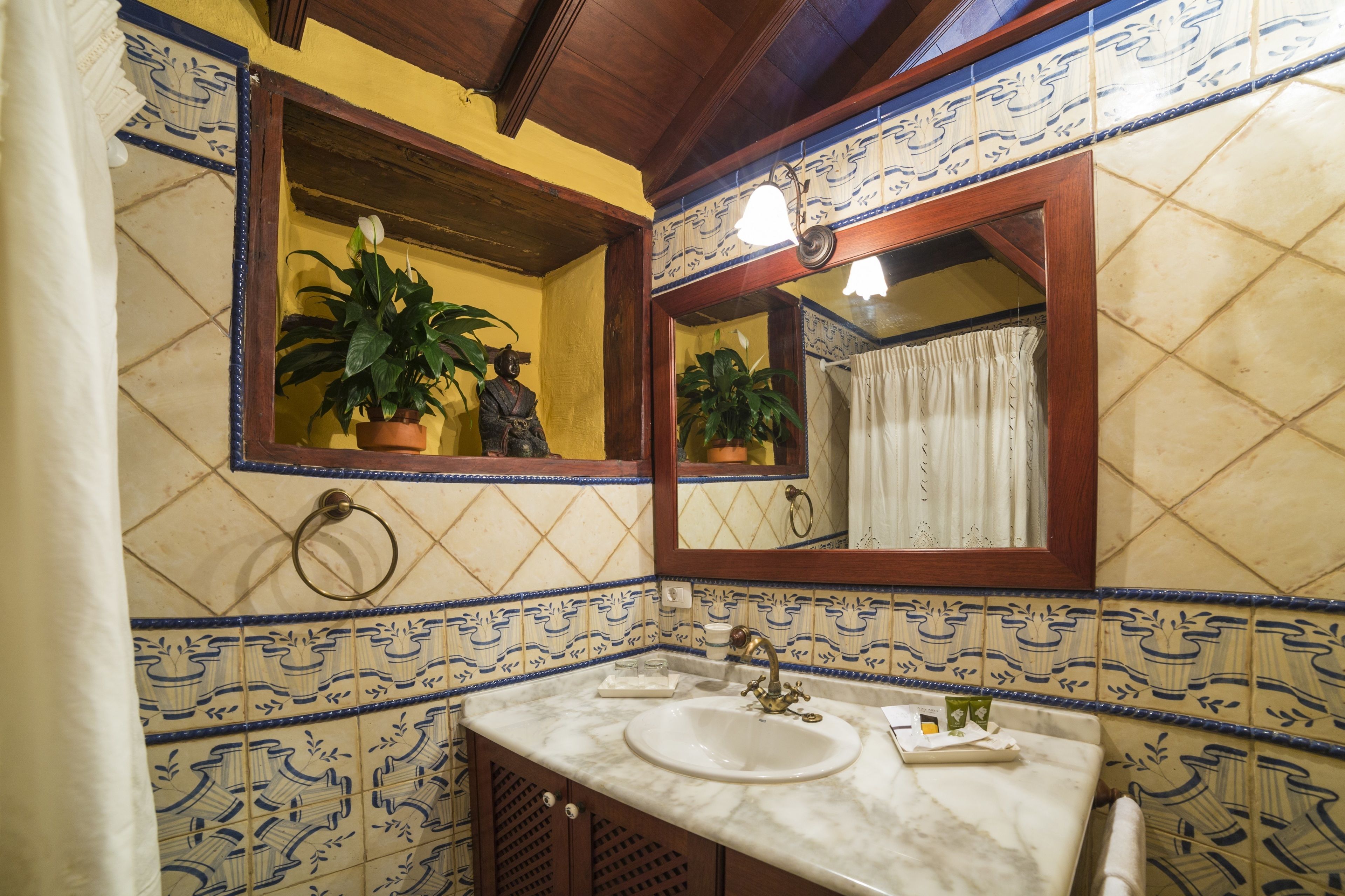 standard room | bathroom | shower, free toiletries, hair dryer, bathrobes