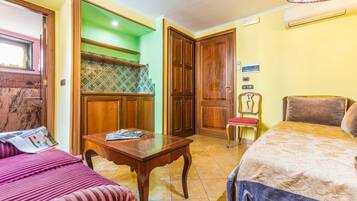 Standard-Vierbettzimmer | Minibar, Zimmersafe, Schreibtisch, Verdunkelungsvorhänge