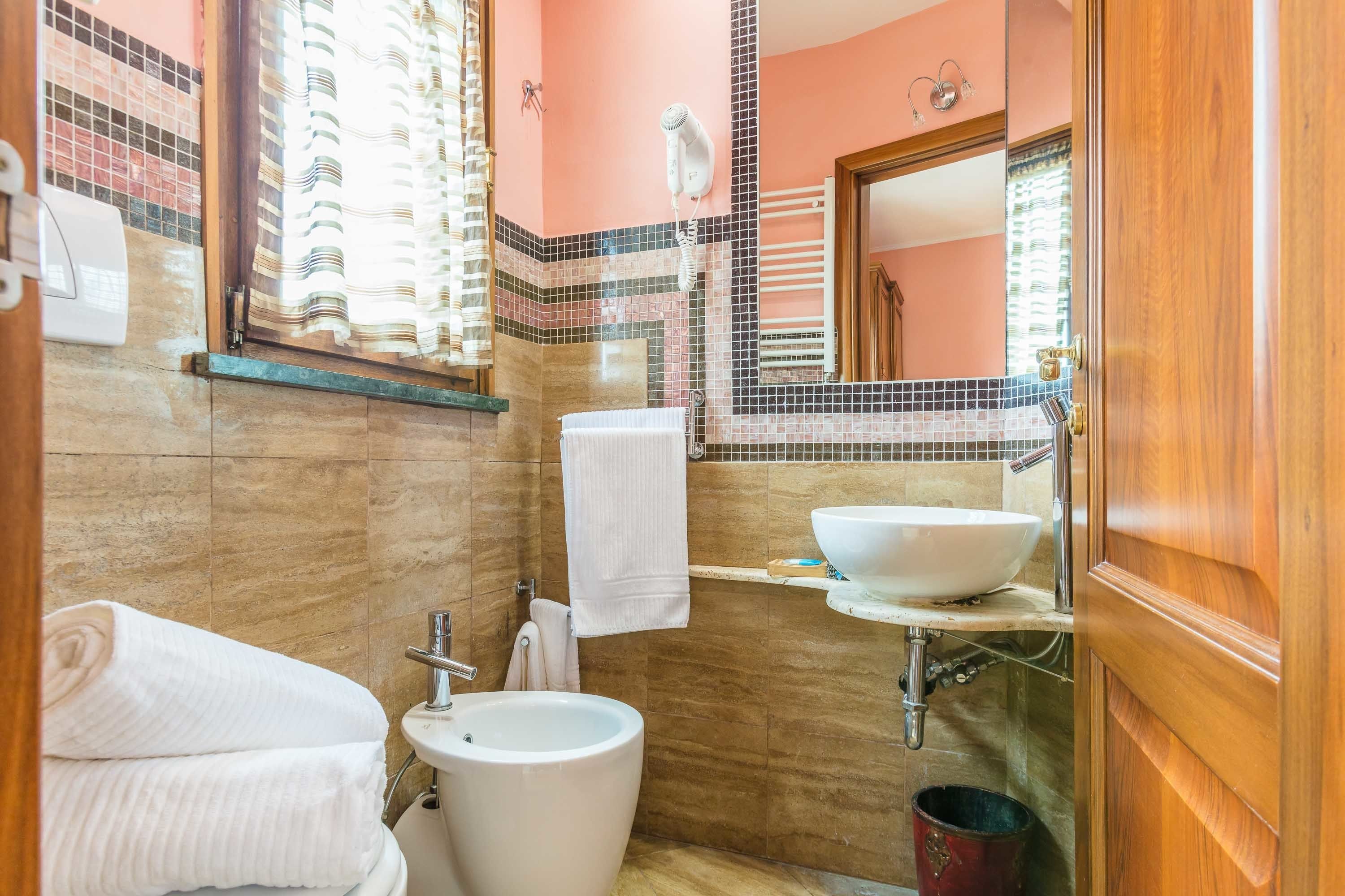 standard triple room | bathroom | shower, free toiletries, hair dryer, bidet