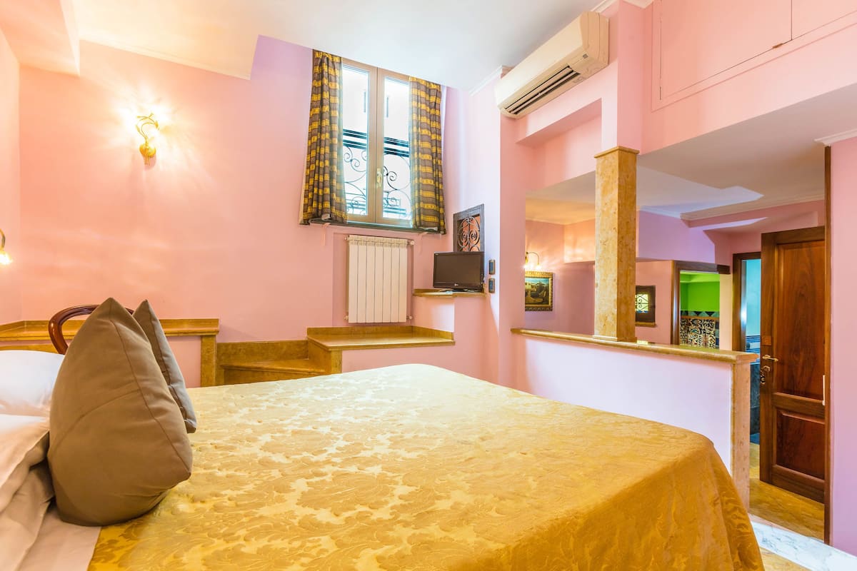 Tripla Standard | Minibar, una cassaforte in camera, una scrivania, tende oscuranti