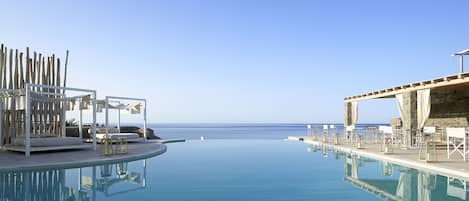 Ulkouima-allas, aurinkovarjoja, aurinkotuoleja