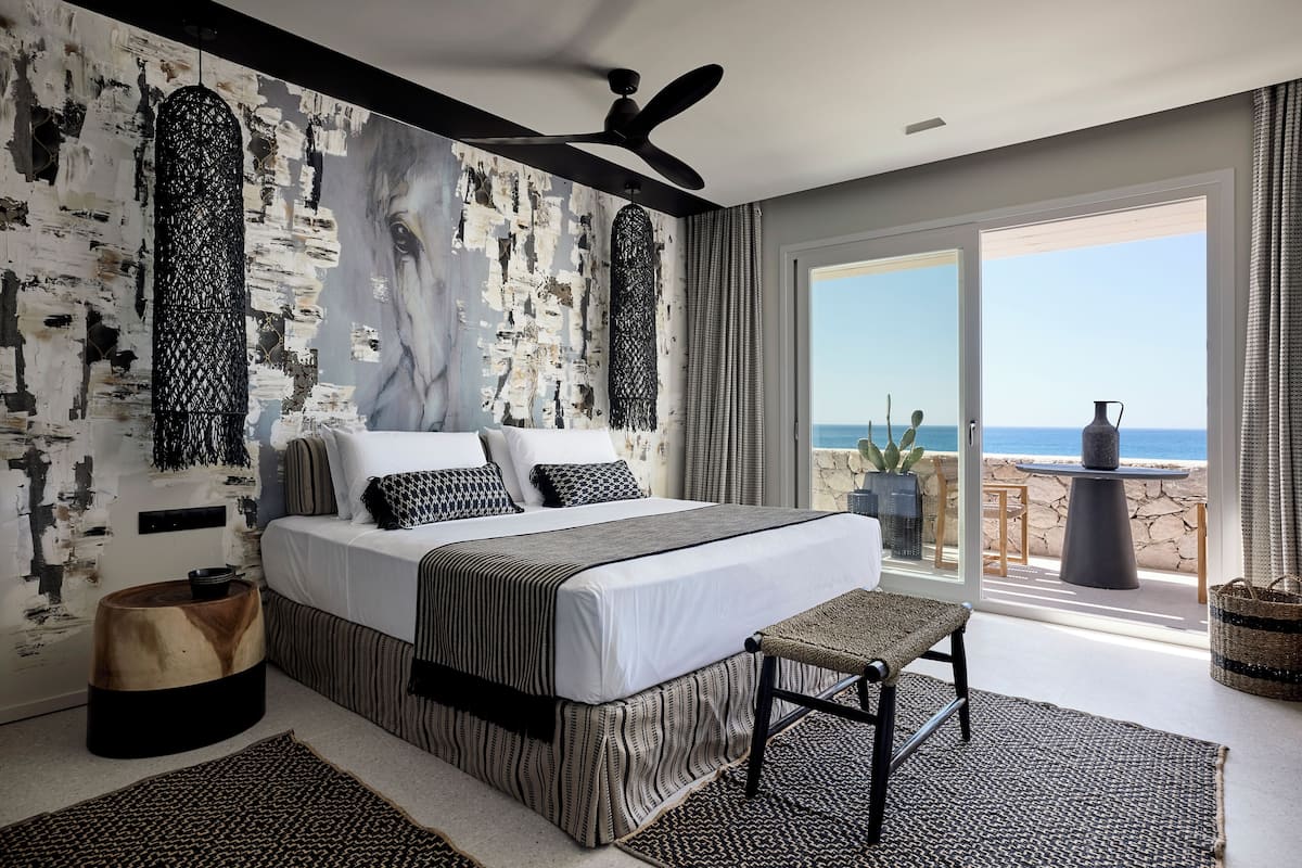 Signature Suite, Sea View | In-room safe, soundproofing, bed sheets