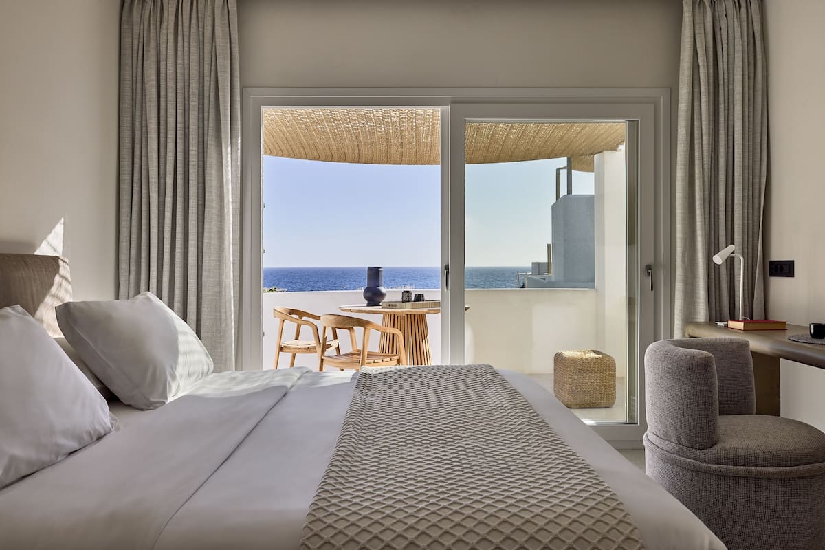 deluxe double room, sea view | in-room safe, soundproofing, bed sheets