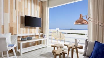 Suite superior, vista al mar | Área de sala de estar | Televisión de pantalla plana