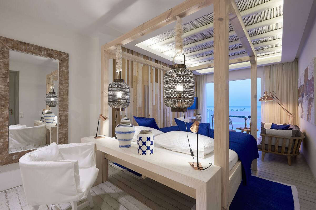 superior suite, sea view | in-room safe, soundproofing, bed sheets