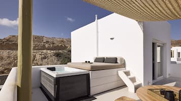 Deluxe Suite, Sea View | Terrace/patio