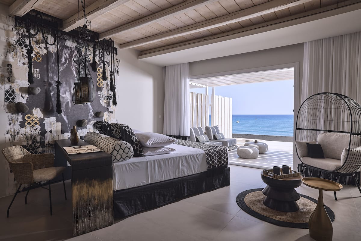 Signature Suite, Hot Tub, Sea View | In-room safe, soundproofing, bed sheets