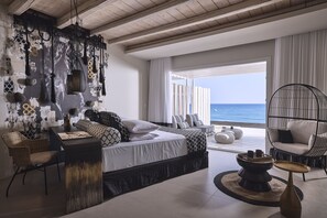 Suite Signature, bain à remous, vue mer | Coffres-forts dans les chambres, chambres insonorisées, draps fournis