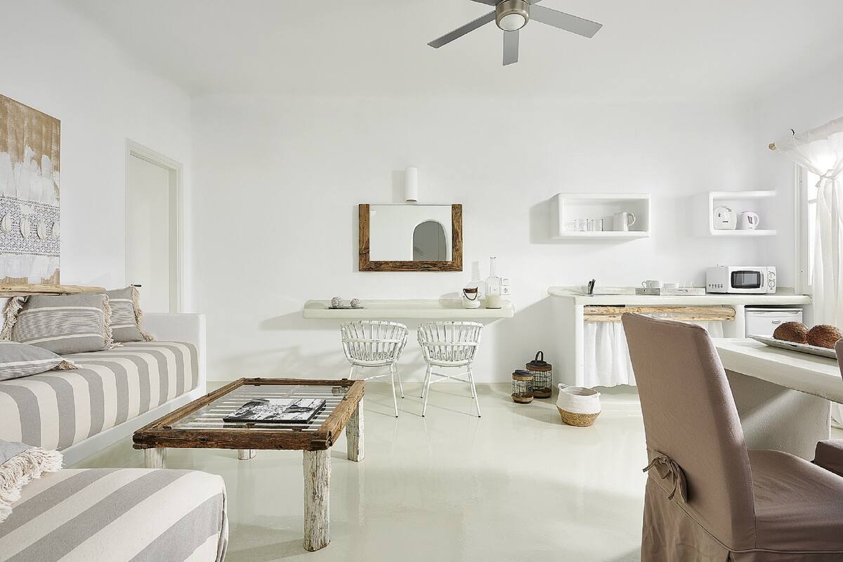 junior suite | living area | flat-screen tv