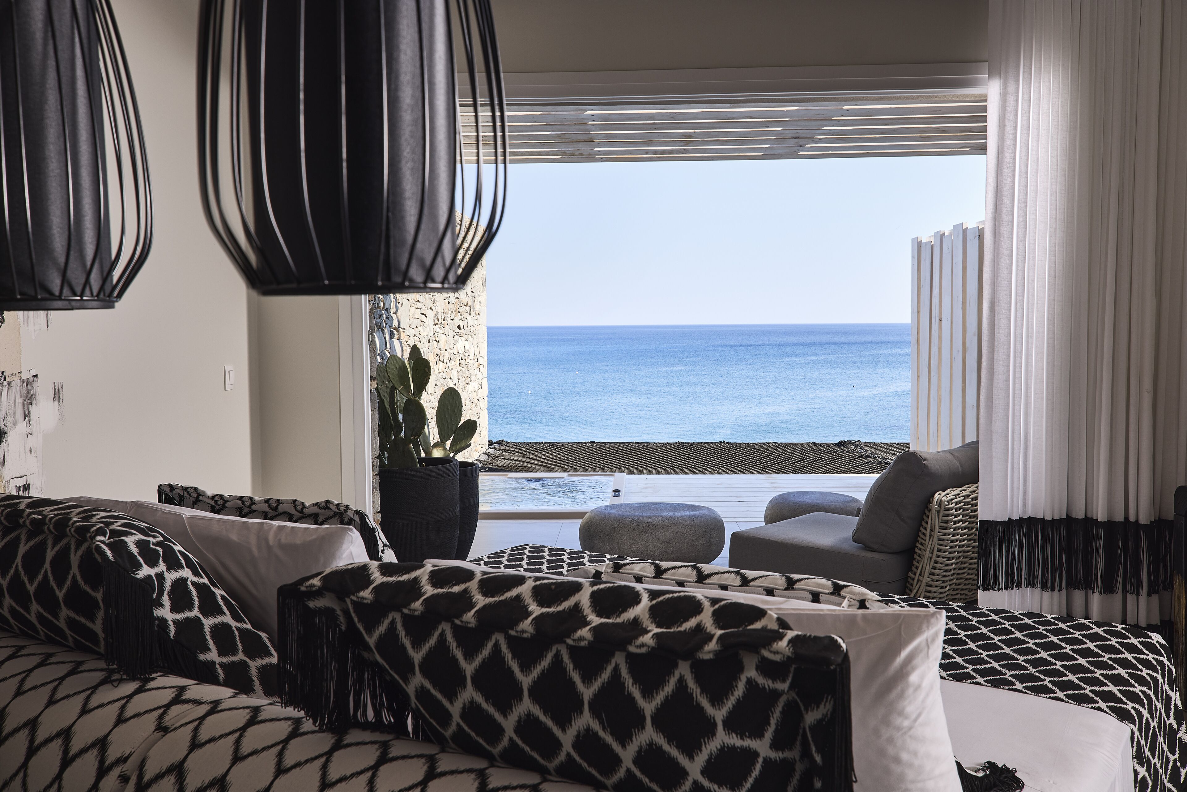 signature suite, hot tub, sea view | beach/ocean view