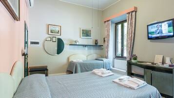 Triple Room | In-room safe, desk, free WiFi, bed sheets