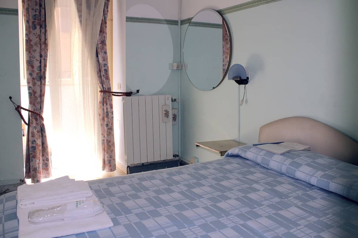 Chambre Quadruple | Coffres-forts dans les chambres, bureau, Wi-Fi gratuit, draps fournis