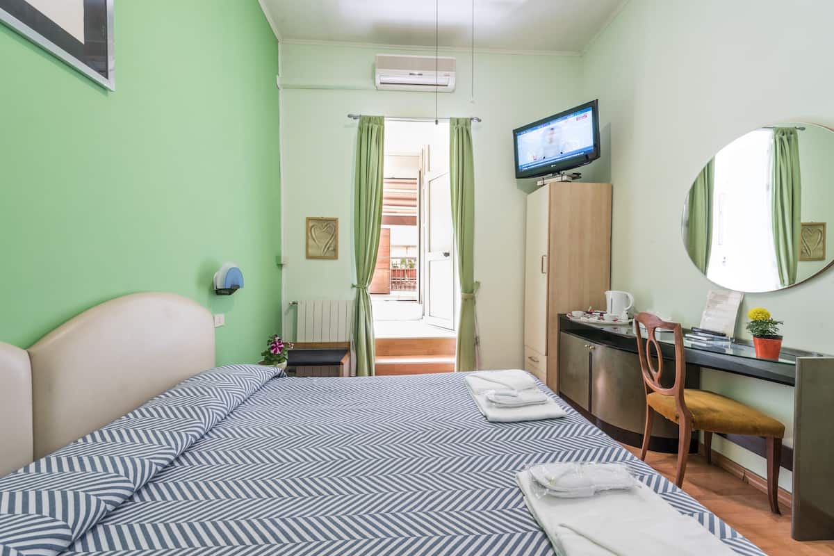 Chambre Double ou avec lits jumeaux | Coffres-forts dans les chambres, bureau, Wi-Fi gratuit, draps fournis