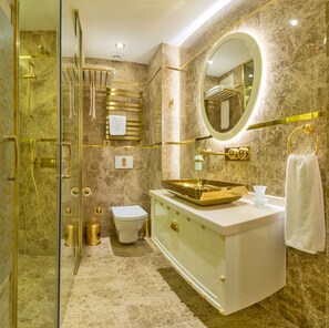 Habitación superior con 1 cama doble o 2 individuales | Baño | Ducha, artículos de higiene personal gratuitos y secador de pelo