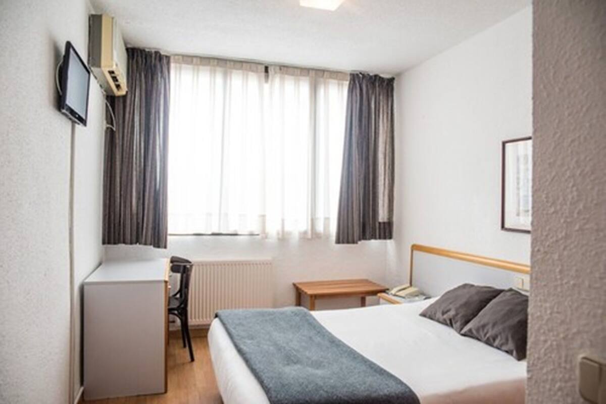 Room | Desk, bed sheets