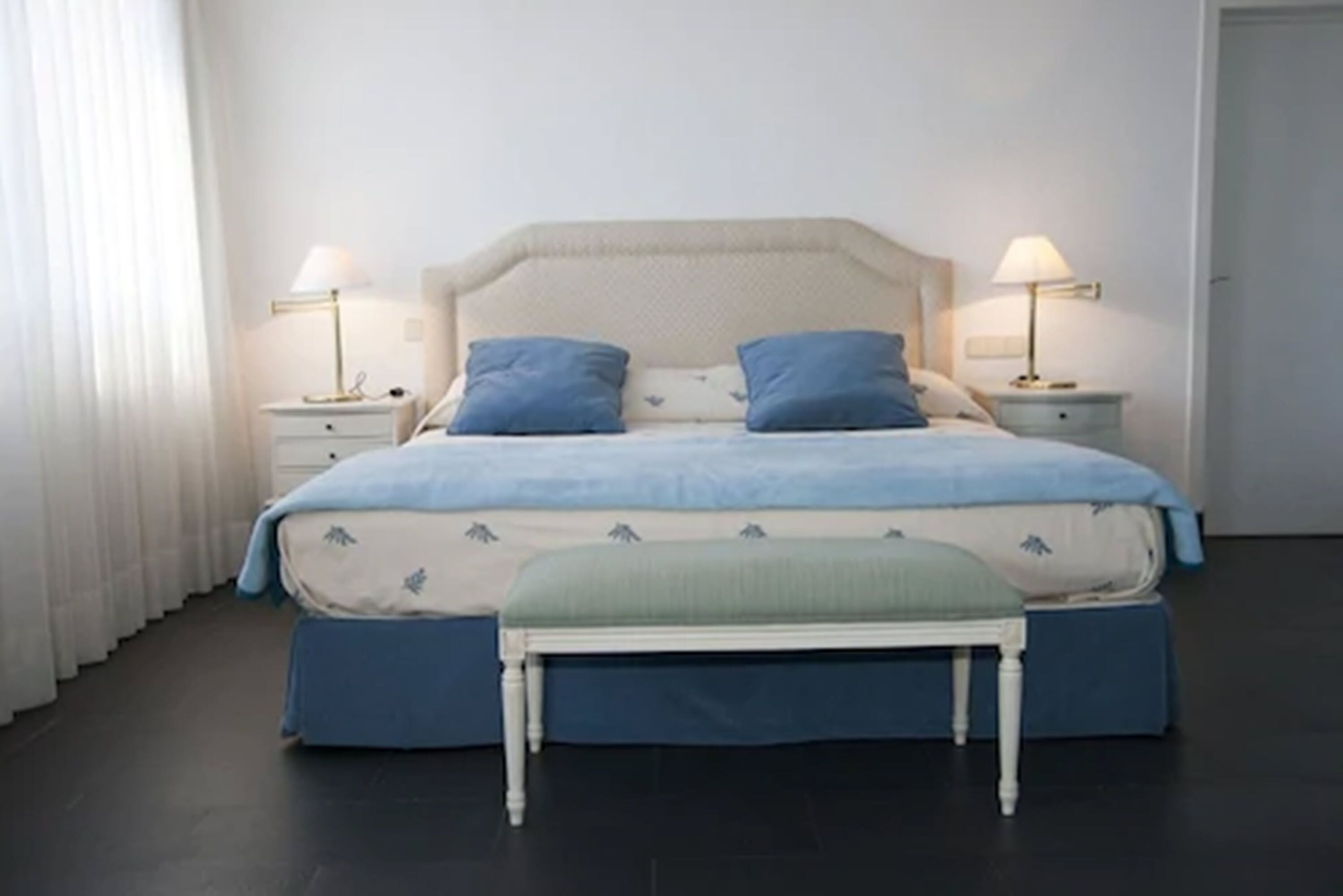 Escritorio y ropa de cama