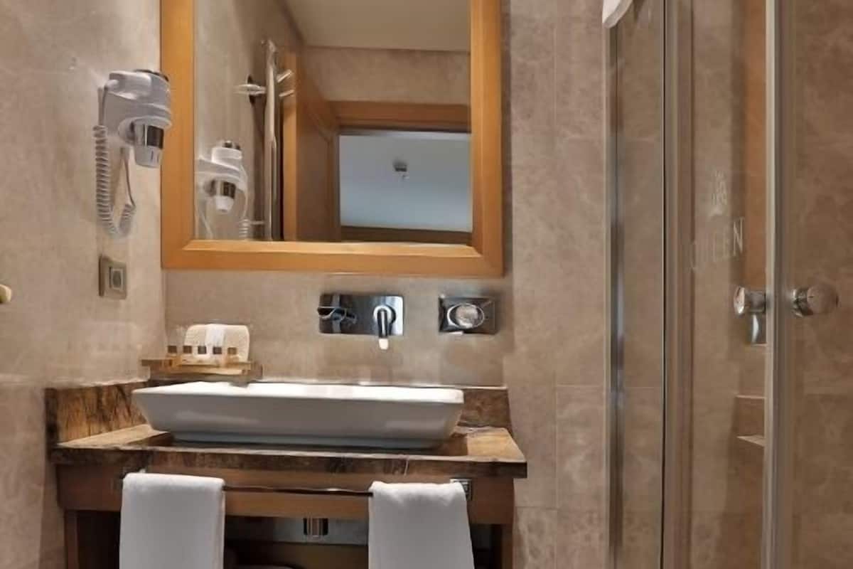 Minibar, in-room safe, desk