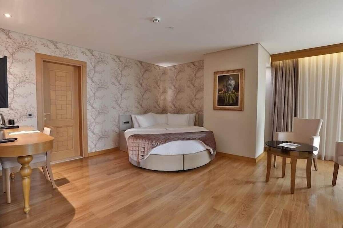 Deluxe kamer | Een minibar, een kluis op de kamer, een bureau