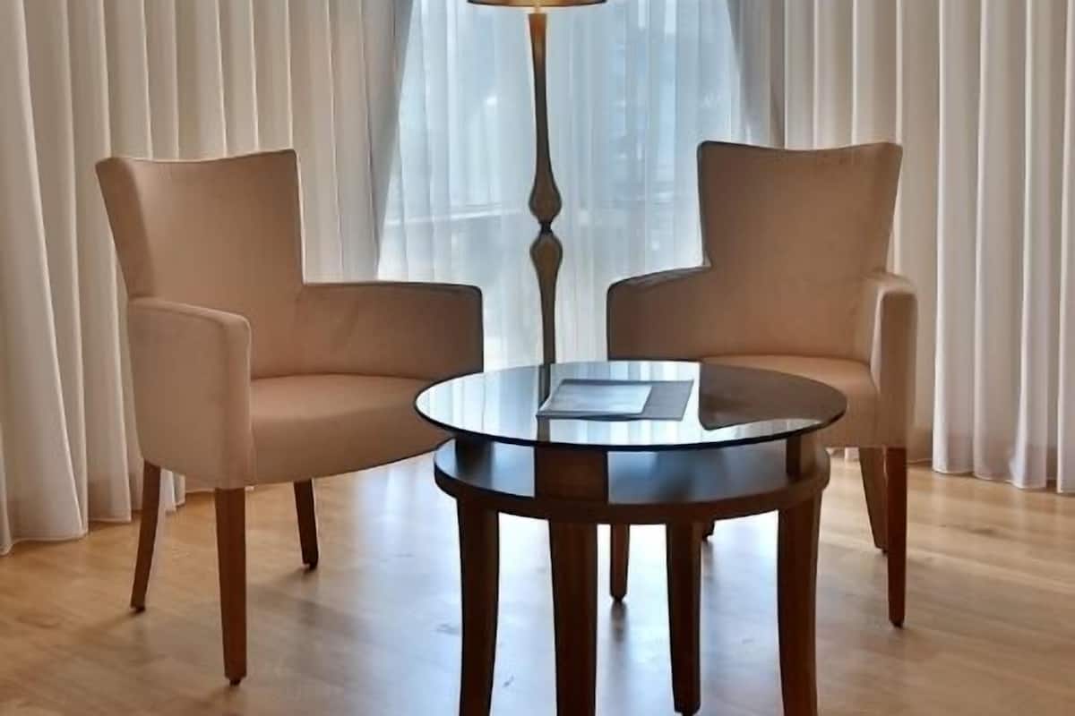 Kamar Deluks | Area keluarga | TV LED