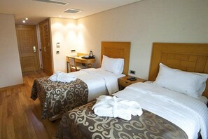 Minibar, in-room safe, desk - Queen Hotel & Spa (Istanbul)