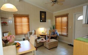 Flat-screen TV - Ridge Residences Inn (Providenciales)