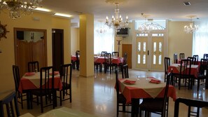 Déjeuner et dîner servis sur place