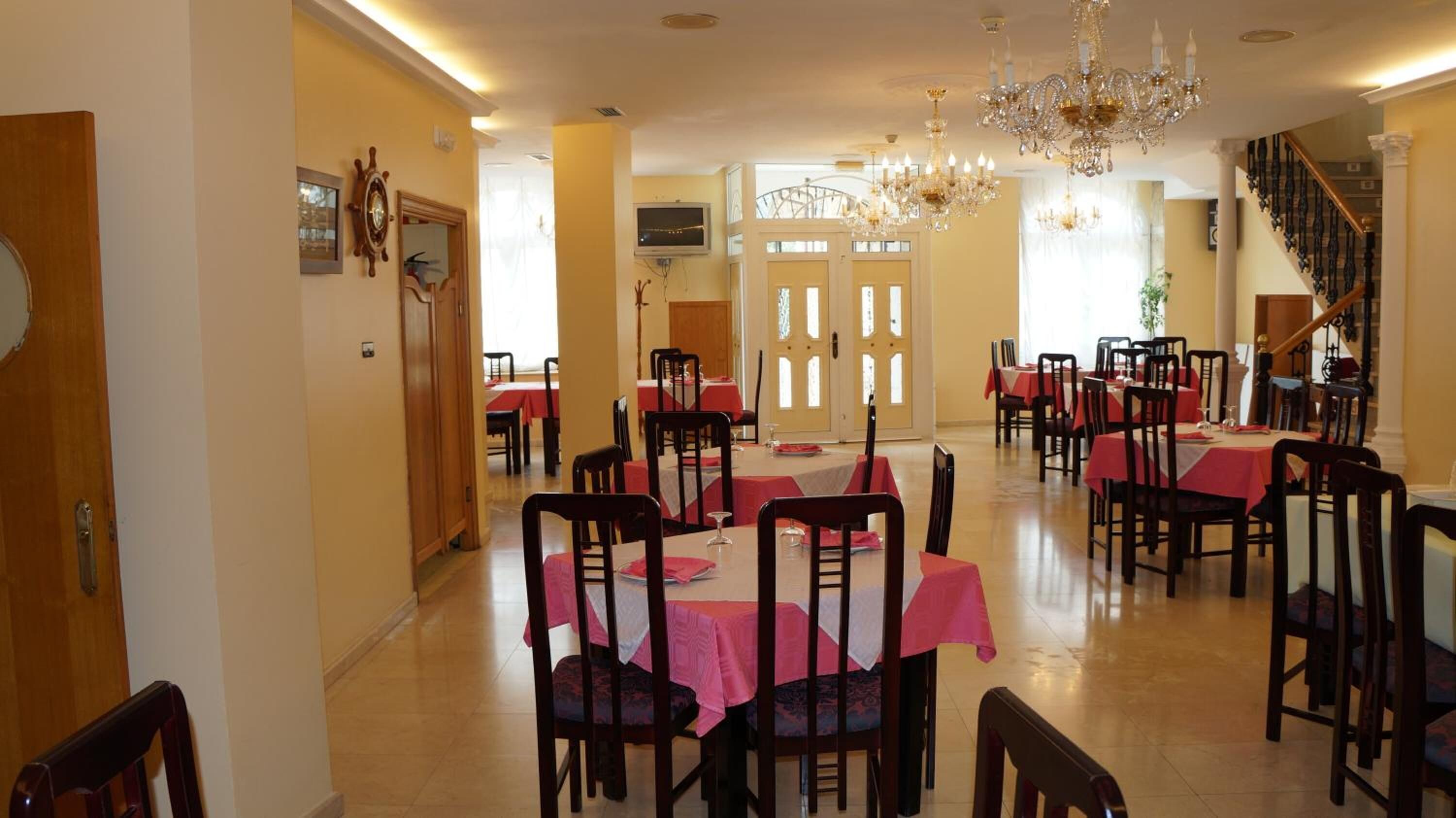 lunch and dinner served