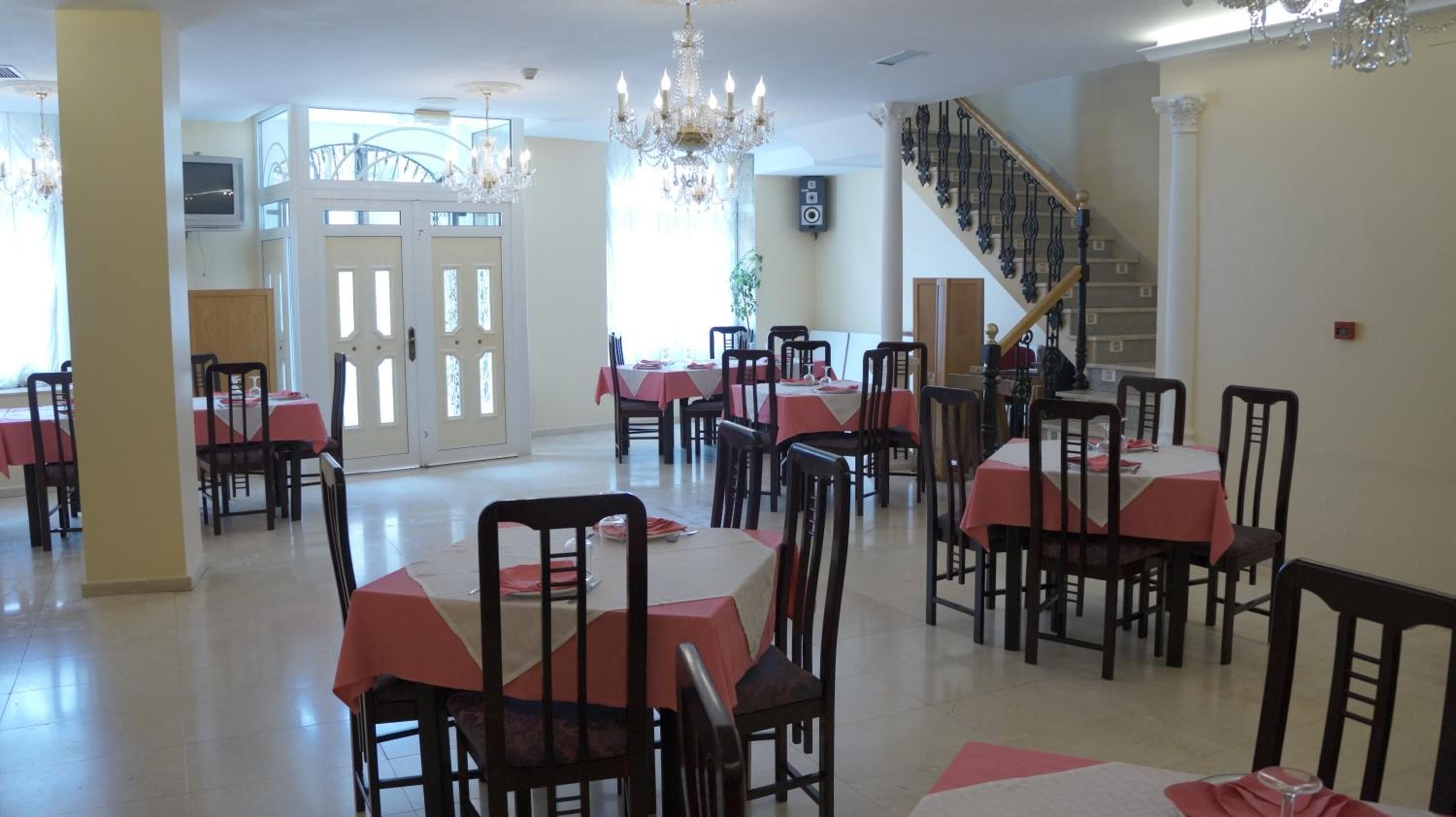 lunch and dinner served