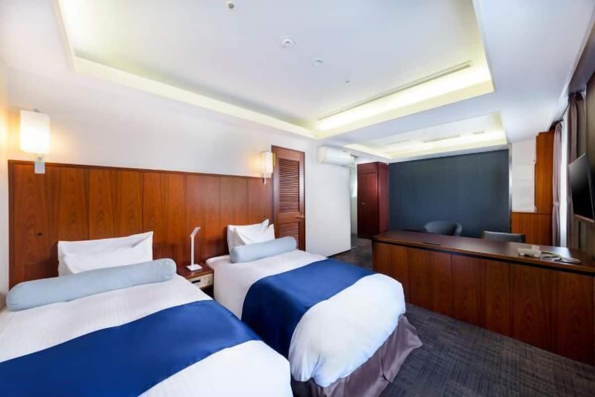 Pillowtop beds, blackout drapes, iron/ironing board, free WiFi