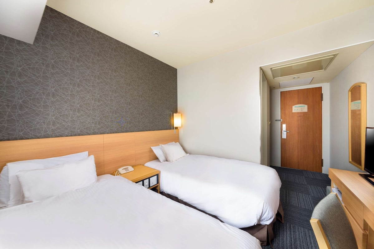 Pillowtop beds, blackout drapes, iron/ironing board, free WiFi
