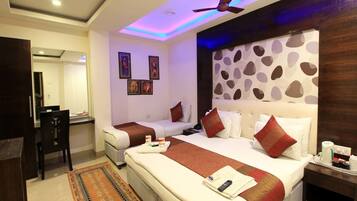 Deluxe Triple Room | Minibar, in-room safe, desk, soundproofing