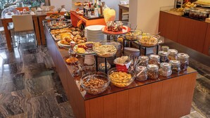 朝食 (ビュッフェ)、毎日提供 (無料)