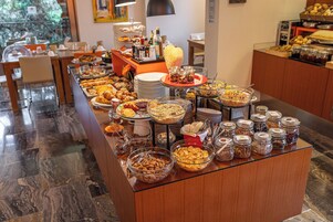 Ókeypis morgunverðarhlaðborð daglega