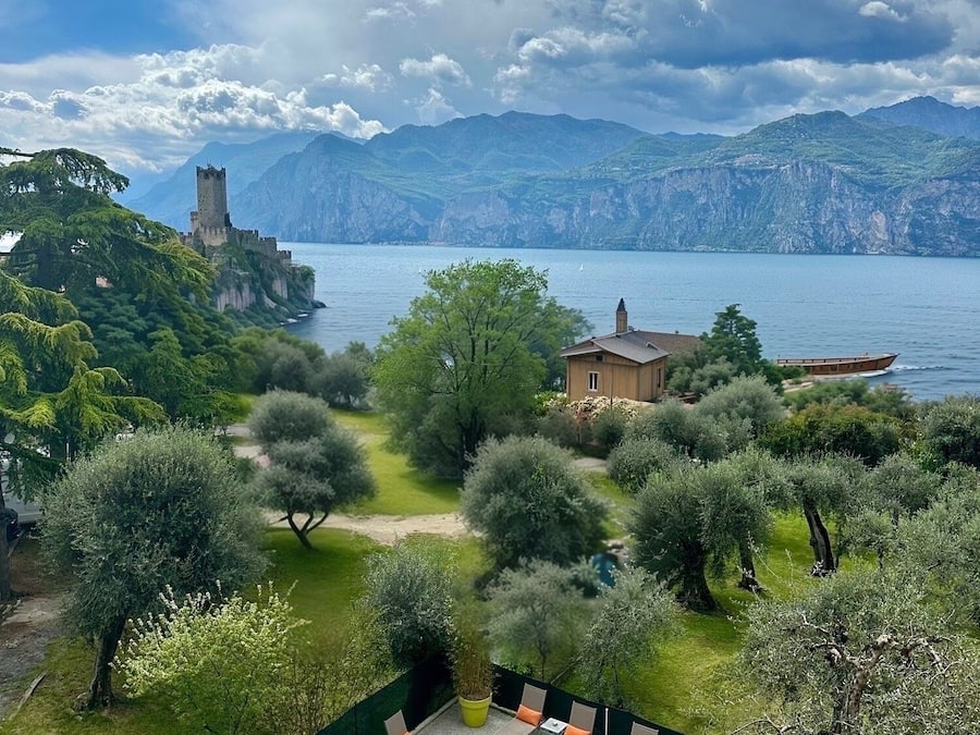 Caja de seguridad en la habitación y muebles diferentes