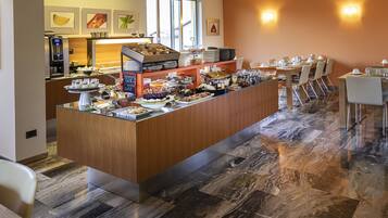 Una barra de desayuno con diferentes opciones de alimentos y una máquina de café.
