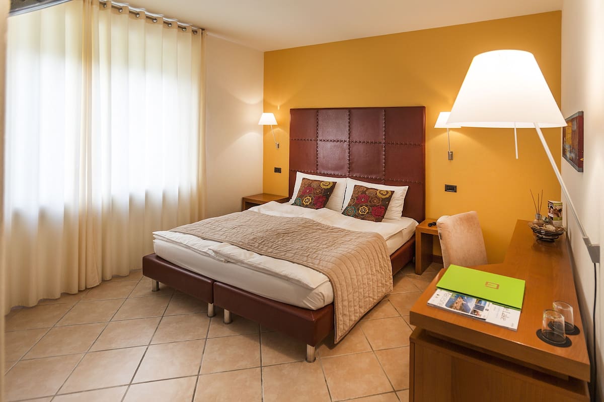 Double Room, Garden View | Peti besi dalam bilik, dilengkapkan perabot secara berasingan