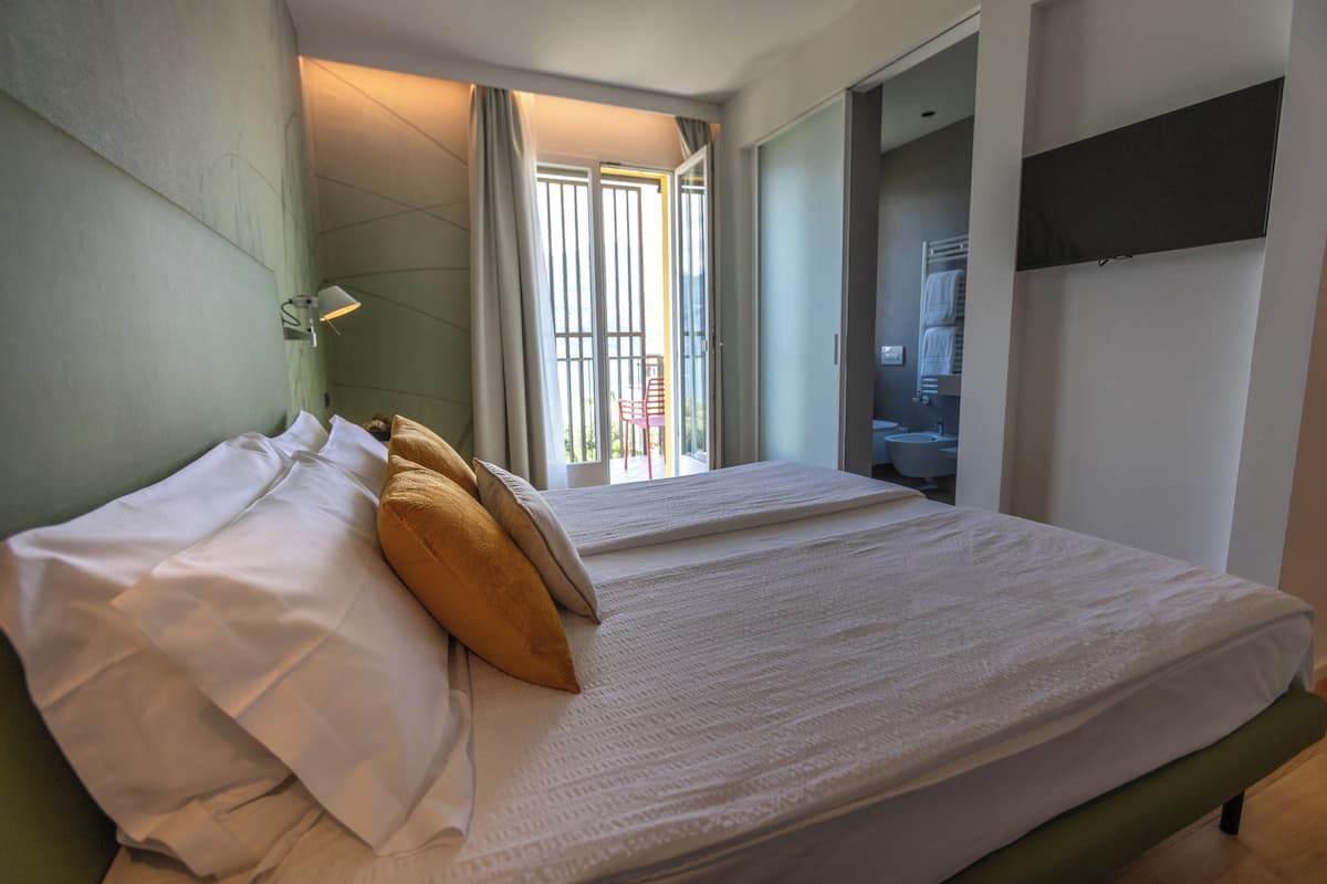 design double or twin room, ensuite, lake view | in-room safe, individually furnished, blackout curtains, soundproofing