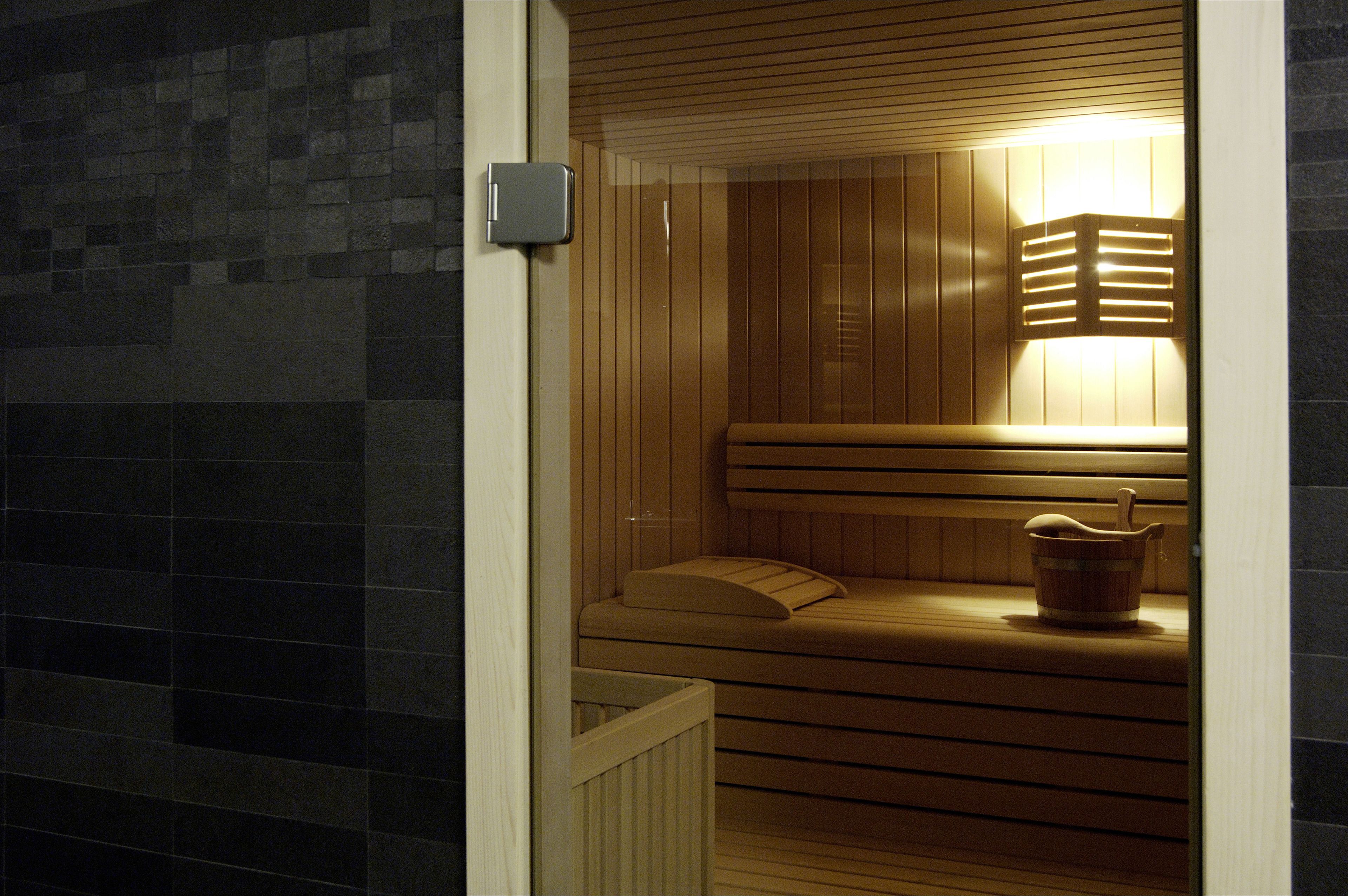 Una sauna con panche in legno e un apparecchio di illuminazione.