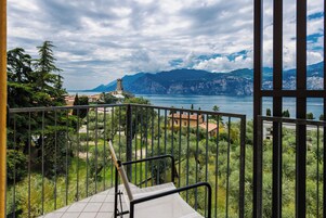 Caja fuerte, mobiliario individual, cortinas opacas