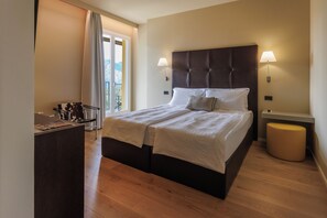 Dobbelt- eller tomannsrom – design, eget bad, utsikt mot innsjø | Safe på rommet, individuelt innredet, blendingsgardiner og lydisolert