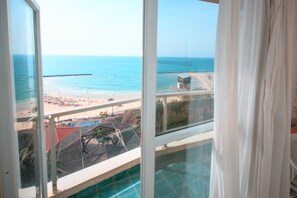 Habitación superior, tina, vista al mar | Vista desde la habitación