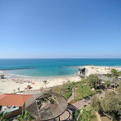 Sulla spiaggia, lettini da mare, teli da spiaggia