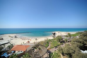 On the beach, sun loungers, beach towels - Residence Hotel (Netanya)