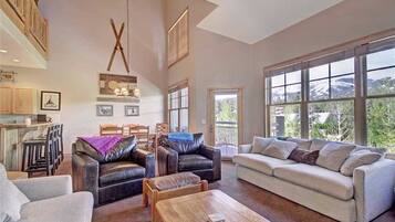 Gác, 3 phòng ngủ | Phòng khách | TV, lò sưởi, bàn bóng bàn