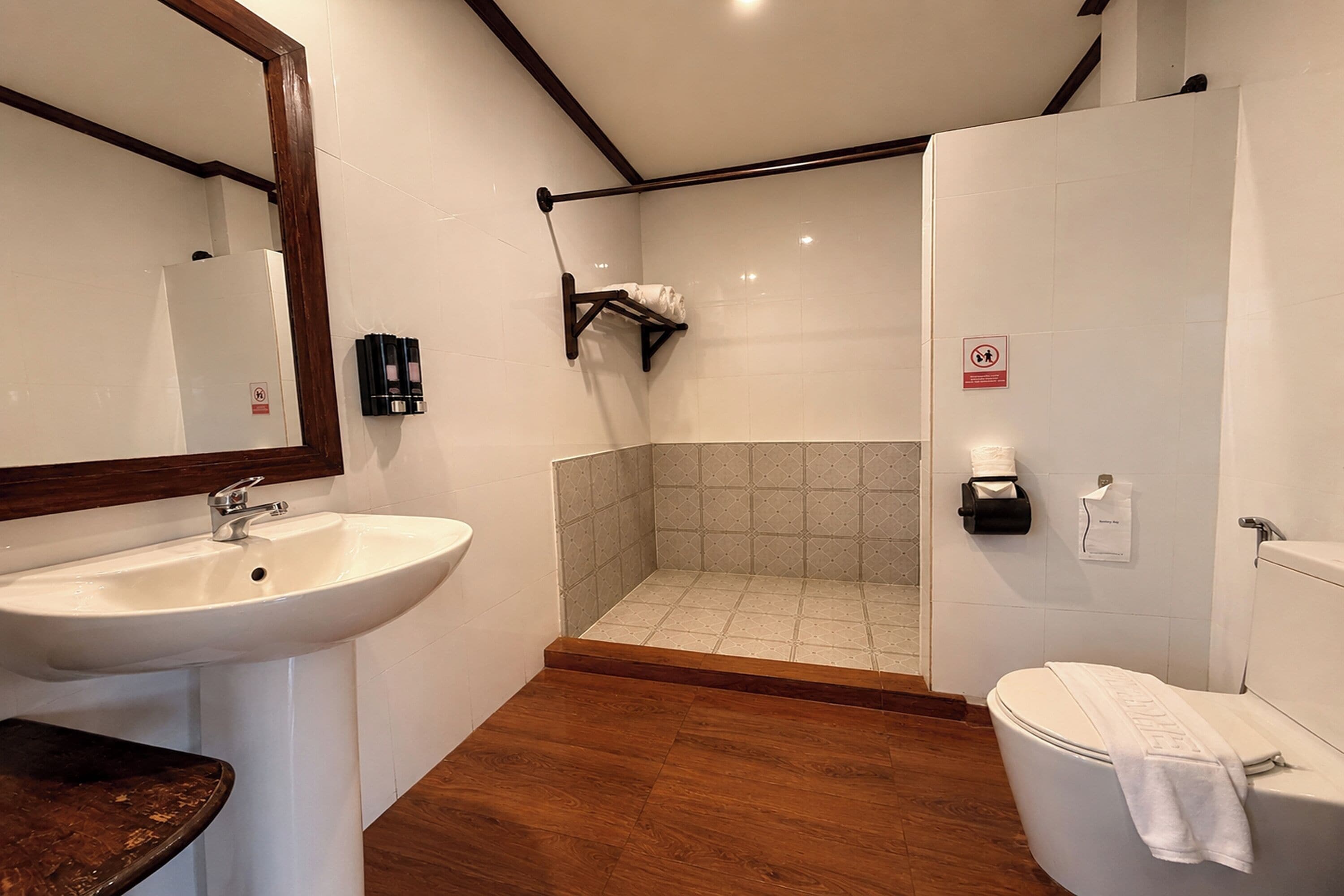 Grand Deluxe Family Room | Bathroom | Shower, free toiletries, hair dryer, towels