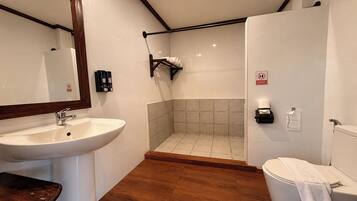 Grand Deluxe Family Room | Bathroom | Shower, free toiletries, hair dryer, towels