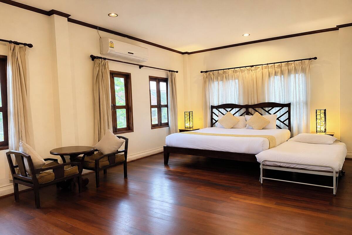 Grand Deluxe Family Room | In-room safe, desk, blackout drapes, iron/ironing board (on request)