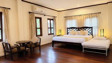 Grand Deluxe Family Room | Cofres nos quartos, escrivaninha, cortinas blackout